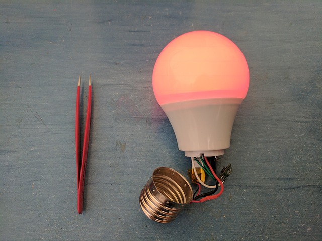 LED žárovka na stole rozebraná