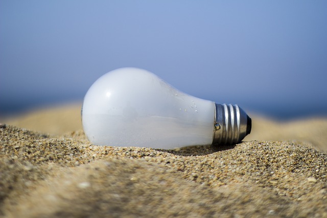 LED žárovka na písku