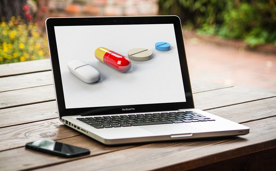 Léky lze koupit i na internetu.